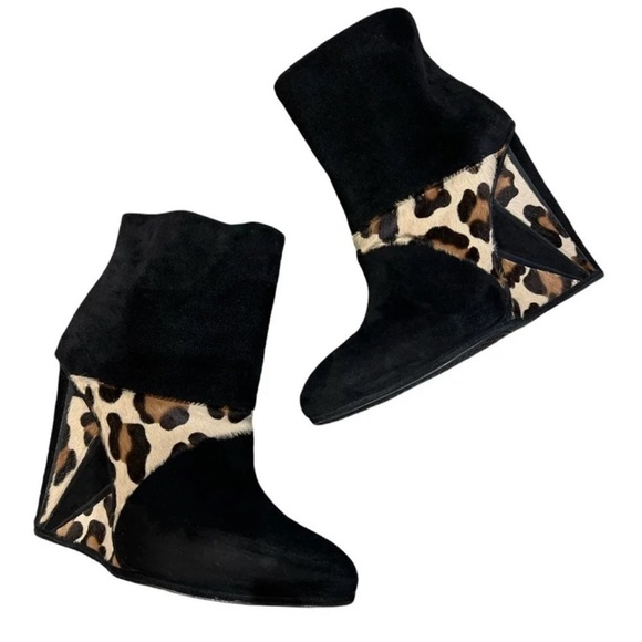 Gorgeous STUART WEITZMAN "Partnership" Black/Leopard Wedge Runway Boots size 7 - Picture 3 of 8